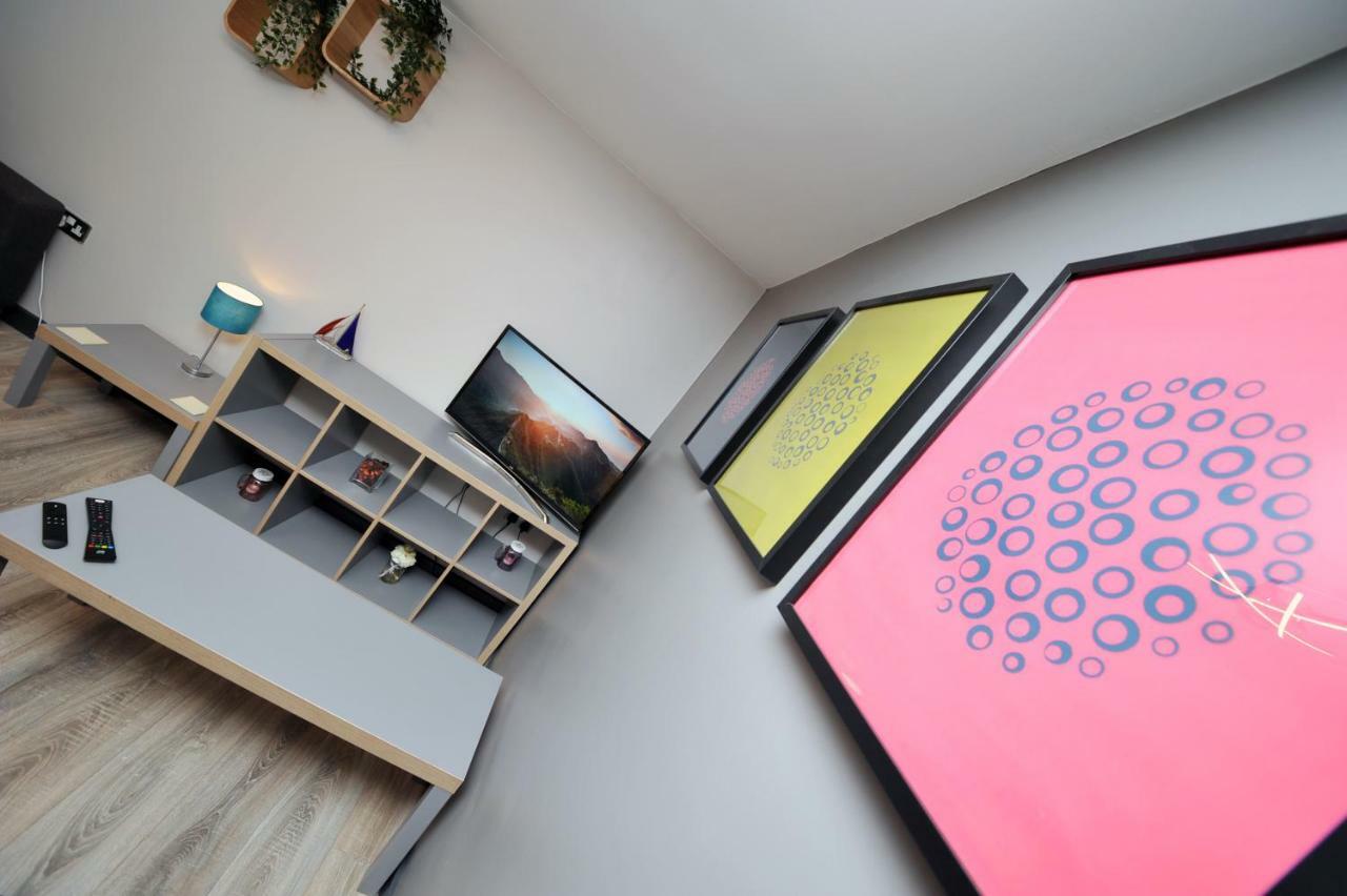 Stone'S Throw City Centre - Tv In Every Bedroom! Swansea Exterior photo