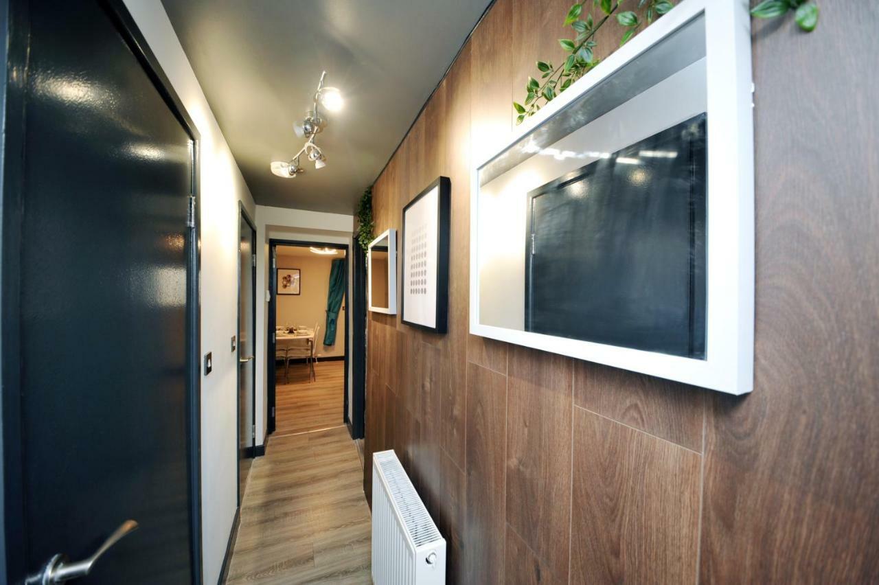 Stone'S Throw City Centre - Tv In Every Bedroom! Swansea Exterior photo